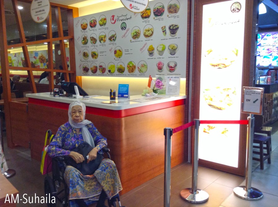The Nanna had a lovely, fuss-free lunch at Ayam Penyet President's Century Outlet!